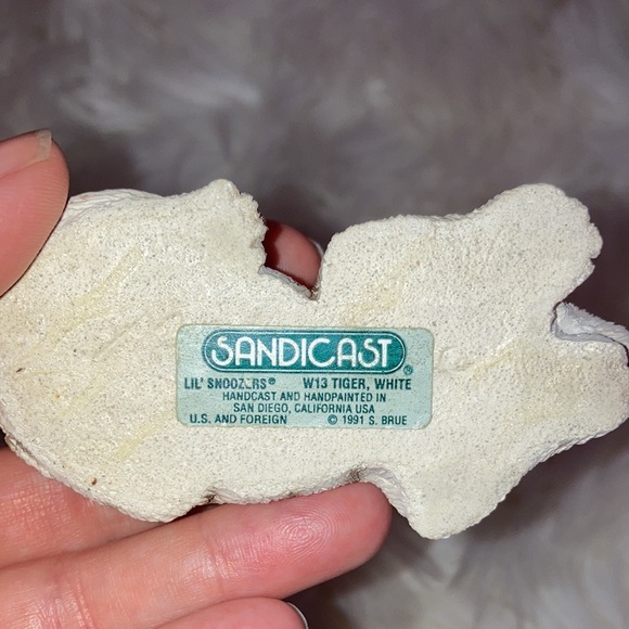 SANDICAST Vintage Sleeping White Tiger Cub Figurine - Picture 6 of 12